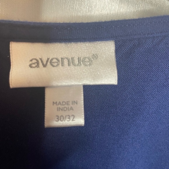 AVENUE - Women's 30/32 Blue Embroidered V-Neck Tunic Top - EUC - Picture 4 of 5